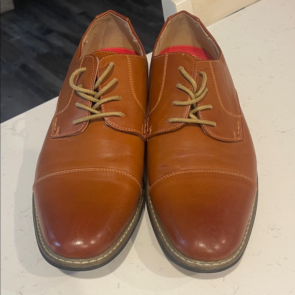 Men’s classic cap-toe formal Oxford shoes size 10.5